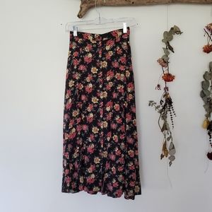 Vintage buttoned floral skirt.